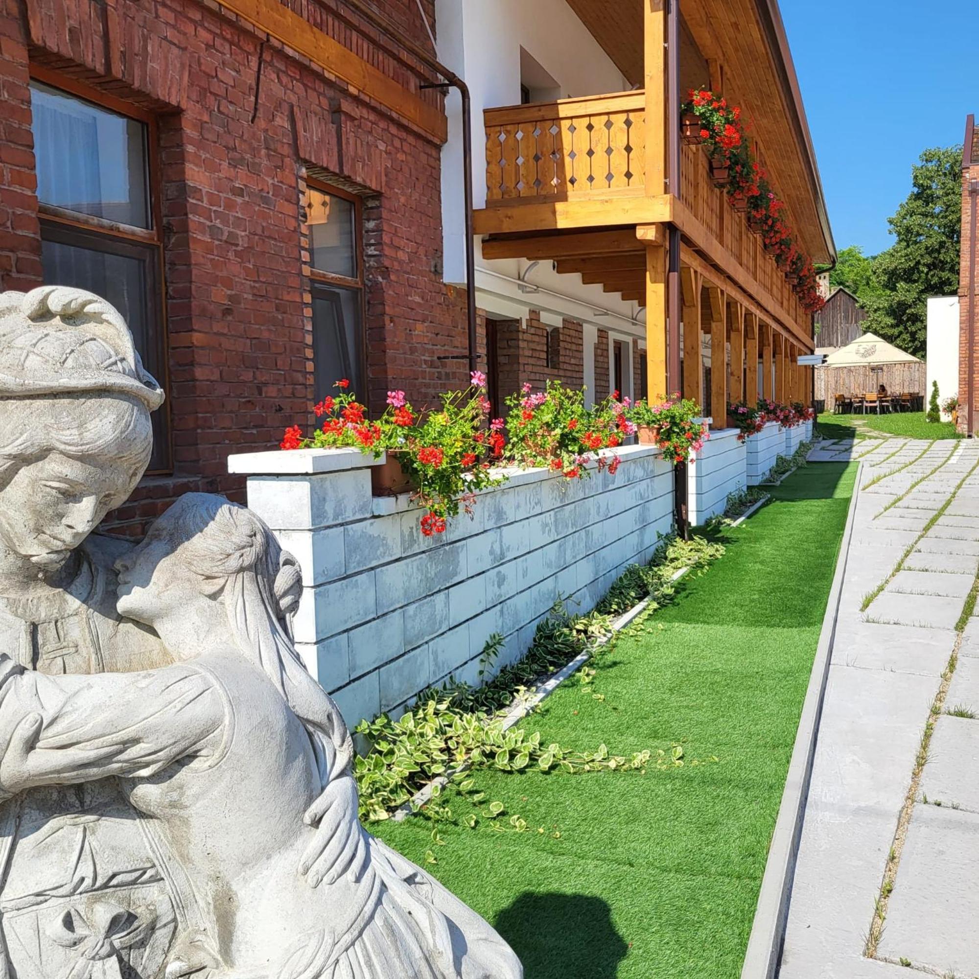 Pensiunea Hanul Huniazilor Hunedoara Ngoại thất bức ảnh