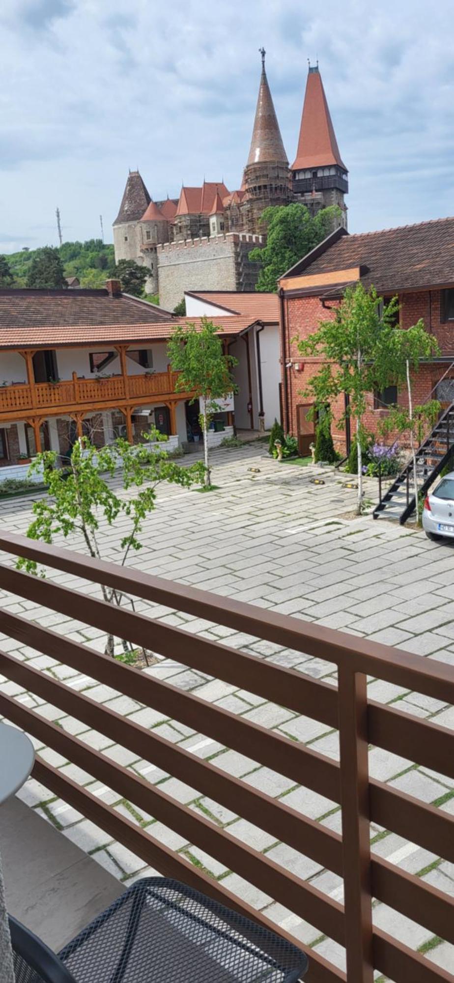 Pensiunea Hanul Huniazilor Hunedoara Ngoại thất bức ảnh